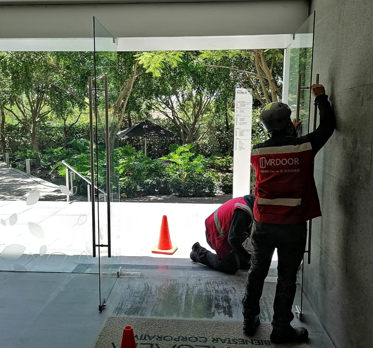 Ajuste y calibración de puerta de vidrio con bisagra o cierrapuertas hidráulico